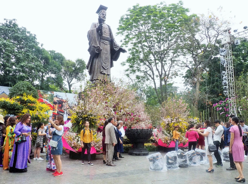 Kéo dài thời gian trưng bày hoa anh đào thêm 1 ngày ảnh 1 Kéo dài thời gian trưng bày hoa anh đào thêm 1 ngày ảnh 1