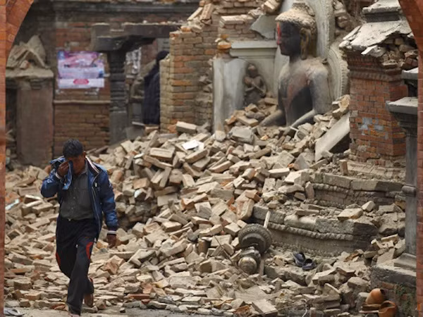 Động đất 6,7 độ Richter tiếp tục tấn công Nepal, 2.500 người đã thiệt mạng ảnh 1