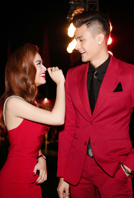 Hoàng Thuỳ Linh gợi cảm và tình tứ bên Vĩnh Thụy ảnh 7