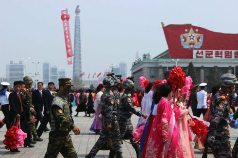 Những người lính Triều Tiên đi bộ trên sân