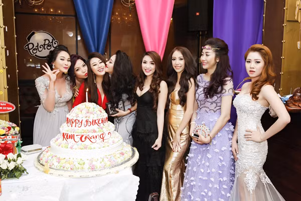 Ca sĩ Ngọc Trân Anh lộng lẫy dự tiệc sinh nhật MC Kim Trang ảnh 8