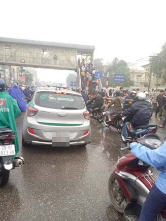 Cần chấn chỉnh trật tự giao thông tại cổng Bệnh viên Bạch Mai ảnh 4