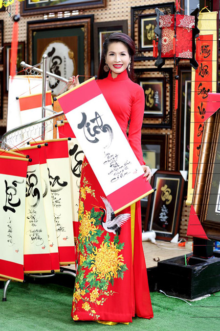 Hoa hậu Lê Thanh Thúy rạng ngời dạo phố ông đồ ảnh 5 Hoa hậu Lê Thanh Thúy rạng ngời dạo phố ông đồ ảnh 5