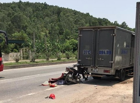 Tông vào đuôi xe dừng bên đường, người đàn ông tử vong thương tâm ảnh 1 Tông vào đuôi xe dừng bên đường, người đàn ông tử vong thương tâm ảnh 1