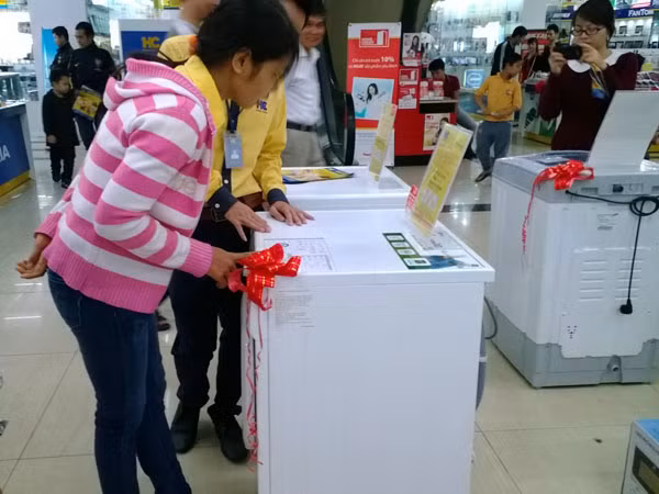 Siêu thị điện máy đóng cửa: Khách hàng bảo hành sản phẩm ở đâu? ảnh 1