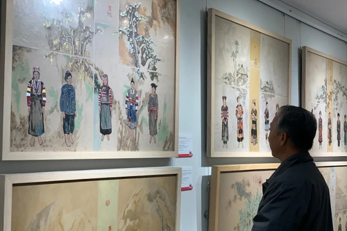 Triển lãm "Sắc xuân Bính Ngọ" bên Hồ Hoàn Kiếm