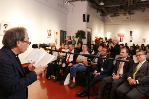 Chủ tịch Hội Nhà văn Việt Nam ra mắt tập thơ song ngữ "Dưới bóng ô liu"