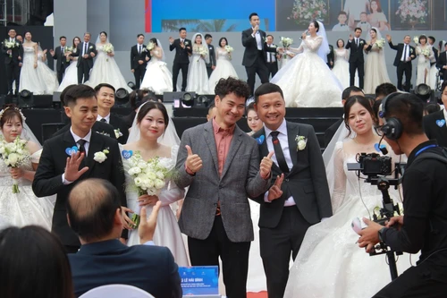 NSND Xuân Bắc làm chủ hôn cho đám cưới tập thể của 80 cặp đôi