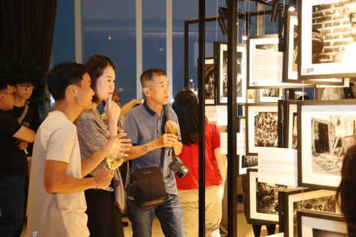 Cuộc hội ngộ hơn 3 thập kỷ giữa nhân vật trong ảnh và con người đời thực