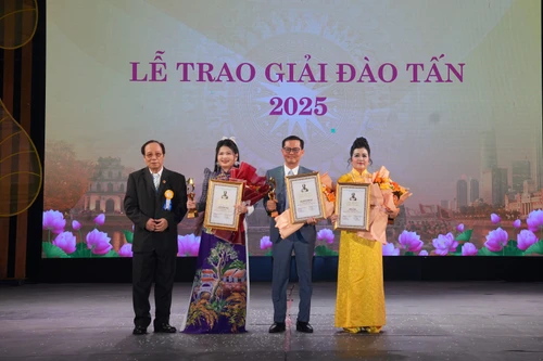 NSND Trung Hiếu, họa sĩ Lê Sa Long nhận Giải thưởng Đào Tấn năm 2025