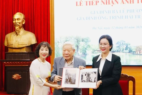 Tiếp nhận nhiều bức ảnh tư liệu quý về Chủ tịch Hồ Chí Minh 