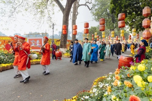 Lần đầu tiên Hoàng thành Thăng Long có đường hoa Tết