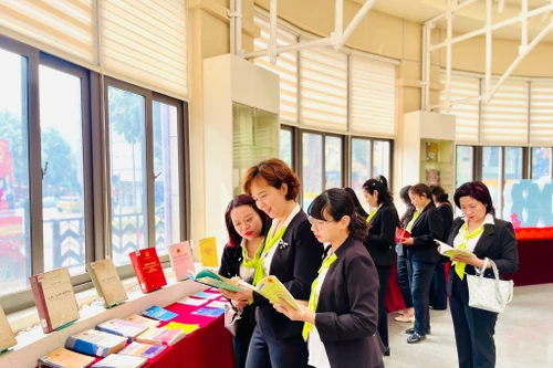 Trưng bày sách báo về Quốc hội Việt Nam thu hút nhiều lượt Đảng viên, học sinh và du khách tới tham quan