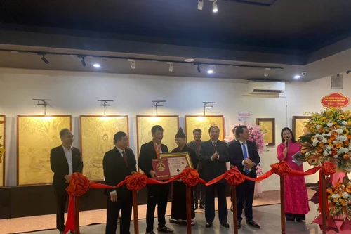 Trưng bày các bức tranh vẽ từ vàng 9999 trên nền kim loại