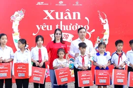Chương trình thiện nguyện “Xuân yêu thương” trao 70 suất học bổng, 20 xe đạp tới học sinh khó khăn