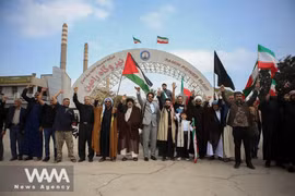 Hàng rào người vây quanh bảo vệ nhà máy điện: Giới trẻ Iran gửi thông điệp vượt biên giới