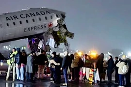 Máy bay Canada va chạm với xe cứu hỏa tại sân bay New York