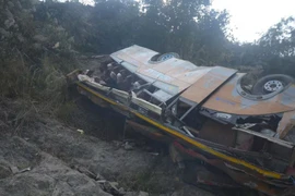 Xe buýt lao xuống sông từ độ cao 300 mét khiến 19 người thiệt mạng