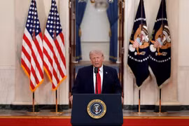 Tổng thống Donald Trump trấn an người dân Mỹ trong bài phát biểu giờ vàng