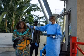 Mỹ cấm du khách đến từ các khu vực bùng phát dịch Ebola