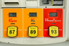 Giá xăng tại Mỹ tăng đột biến, ông Trump nói "không sao" 