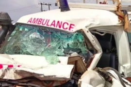 Xe cứu thương va chạm với xe buýt làm 16 người thiệt mạng tại Ghana