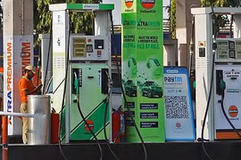 Ấn Độ giảm thuế tiêu thụ đặc biệt để kiềm chế giá nhiên liệu