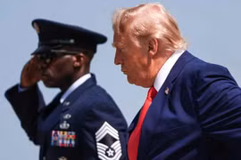 Tổng thống Trump đe dọa tiến hành các cuộc tấn công 'lớn hơn' vào Iran, giá dầu vượt mốc 100 USD/thùng
