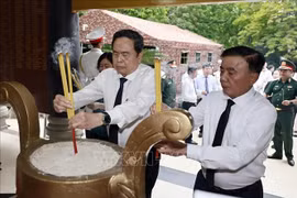 Chủ tịch Quốc hội Trần Thanh Mẫn dâng hương tri ân các Anh hùng liệt sĩ tại Thành phố Hồ Chí Minh