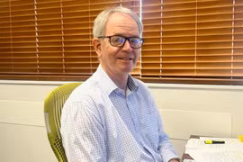 Bác sĩ gửi hóa đơn cho Đại sứ quán Mỹ đòi phí xăng dầu do chiến tranh