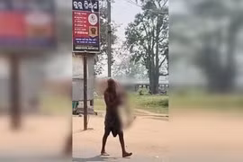 Ấn Độ: Mang hài cốt người thân đến ngân hàng để nhận tiền thừa kế