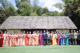 Tổng Bí thư, Chủ tịch nước Tô Lâm dâng hương tưởng niệm Chủ tịch Hồ Chí Minh tại Thái Lan