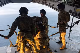 Quân đội Anh thả dù nhân viên y tế xuống đảo Tristan da Cunha vì Hantavirus