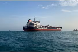 Iran cho phép tàu thuyền chở hàng thiết yếu đi qua eo biển Hormuz