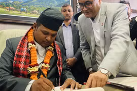 Bộ trưởng Lao động Nepal bị cách chức vì cáo buộc lợi dụng chức vụ