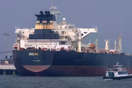 Những con tàu đầu tiên đi qua eo biển Hormuz sau thỏa thuận ngừng bắn