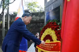 Tổng Bí thư, Chủ tịch nước Tô Lâm dâng hoa tại Tượng đài Chủ tịch Hồ Chí Minh ở Philippines