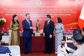 Tổng Bí thư, Chủ tịch nước Tô Lâm gặp gỡ cán bộ, nhân viên Đại sứ quán, đại diện cộng đồng người Việt Nam tại Philippines