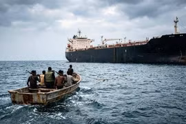 Tàu chở hàng liên tiếp bị cướp biển tấn công ngoài khơi Somalia