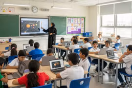 Học sinh UAE trở lại trường học sau thời gian dài học trực tuyến do chiến sự 