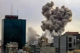 Mỹ tấn công Iran sau vụ Apache bị bắn hạ, Tehran tiếp tục trả đũa