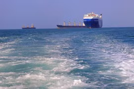 Tàu hàng bị tấn công gần eo biển Bab Al Mandeb 