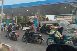 Giá xăng dầu tăng, gây hiệu ứng domino đổ xô đi mua trên khắp Thái Lan