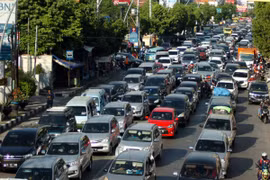 Tắc đường kéo dài 32km khiến 1 người tử vong, hàng chục người ngất xỉu