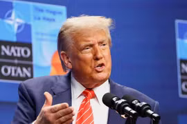 Trước thềm hội nghị Thượng đỉnh, ông Trump chỉ trích NATO 'nực cười' và dọa cắt giảm viện trợ