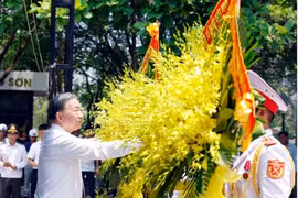 Tổng Bí thư, Chủ tịch nước Tô Lâm dâng hương tưởng niệm Đại tướng Võ Nguyên Giáp và các liệt sỹ tại Quảng Trị