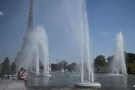 Pháp trải qua đêm nóng nhất 80 năm: Tháp Eiffel đóng cửa sớm, 40 người chết đuối vì nắng nóng