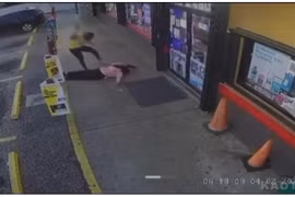 Tổng thống Trump chia sẻ video gây sốc về vụ việc một phụ nữ bị đánh tử vong tại trạm xăng ở Florida 