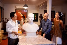 Hoàn thiện khuôn mẫu và đúc đồng tượng Cố Tổng Bí thư Hà Huy Tập