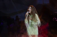 Ngọc Anh 3A song ca với Hồng Nhung trên sân khấu "Hoài niệm"